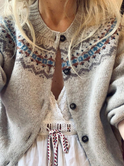 Petit cardigan cosy + robe estivale en broderie dentelle = le bon mix