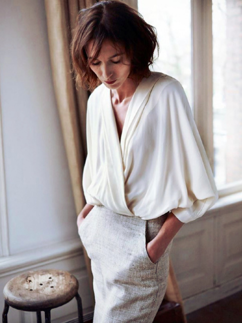 Rien de tel qu'une ample blouse croise pour baigner de nonchalance soigne une jupe crayon !