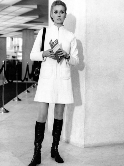 Robe sixties + bottes moulantes = le bon mix