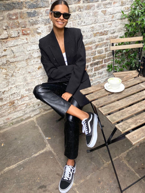 Port en mode casual chic, le pantalon en cuir perd en premier degr ce qu'il gagne en fashion appeal