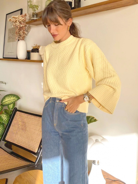 Jean taille haute bleu dlav + pull jaune ple = le bon mix