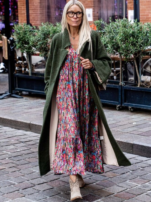 Long manteau vert bouteille + robe longue estivale + monture de lunettes paisses = le bon mix