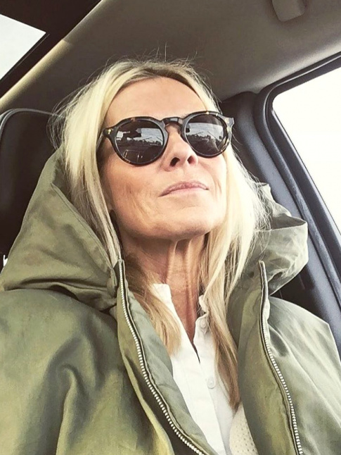 Parka kaki + chemise blanche sans col = le bon mix