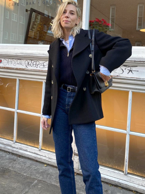 Caban + pull camionneur + chemise raye + tee-shirt blanc + fin collier = le bon mix