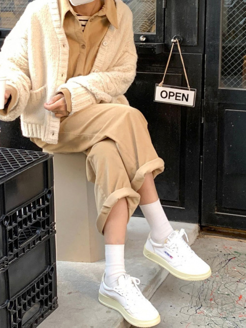 Combi-pantalon beige + gros gilet blanc + marinire + baskets blanches = le bon mix