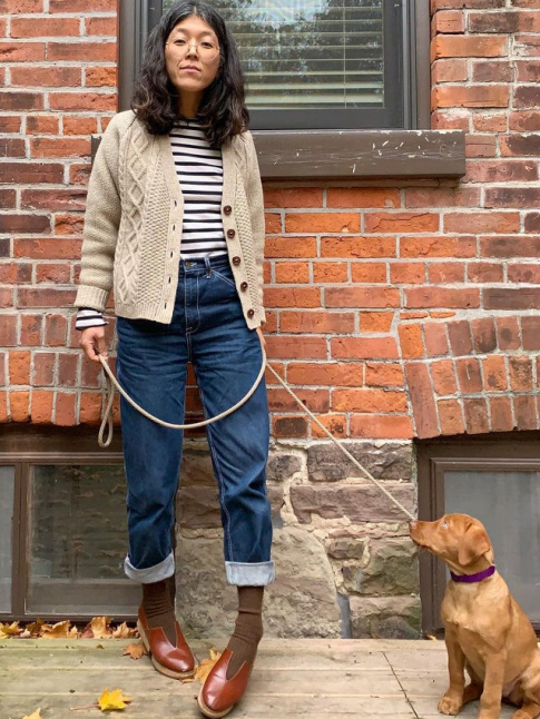 Oui au mix marinire/gilet en maille torsade/jean brut roulott sur la cheville !