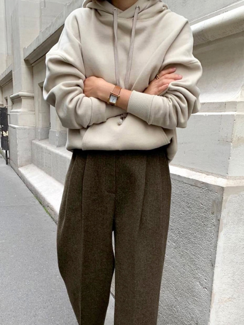 Sweat  capuche + pantalon  pinces en drap de laine = le bon mix
