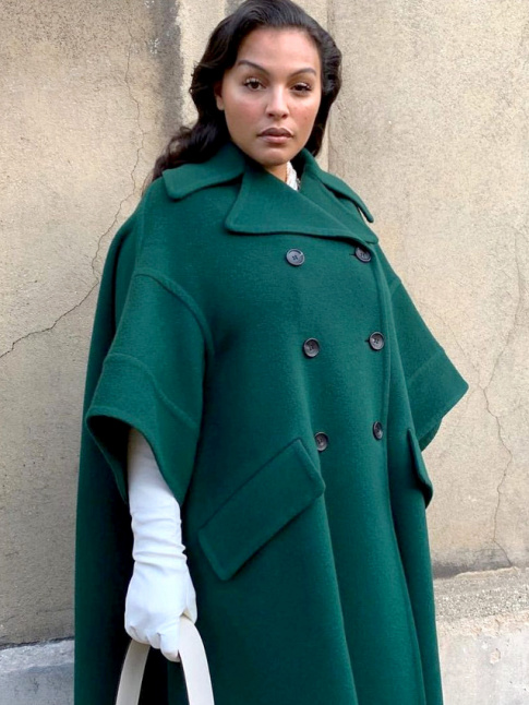 Manteau cape + longs gants en cuir = le bon mix
