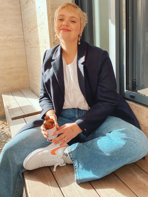 Rien de tel qu'un trait d'orange pour twister le fameux combo blazer bleu marine/jean/top blanc !