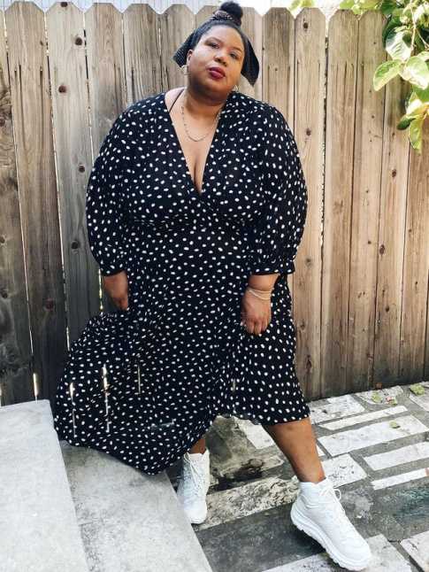 Robe longue  pois + baskets blanches = le bon mix