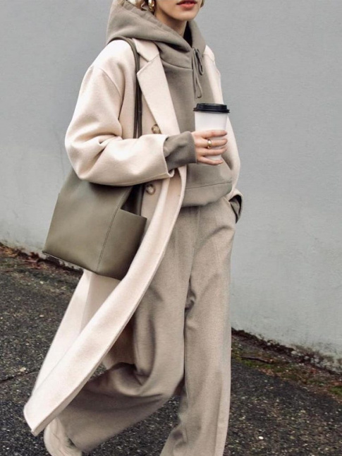 Travaill dans des tonalits sauge/blanc cass, le total look jogging devient soudain envisageable