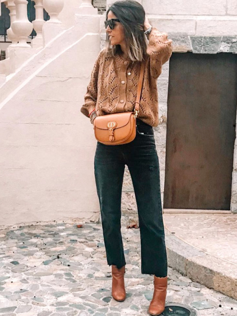 Pour accompagner les pices caramels, le jean noir se rvle tre une bonne alternative au denim brut