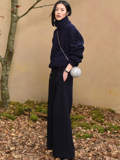 Toujours twister ses look boyish au contact d'un accessoire fantaisie !
