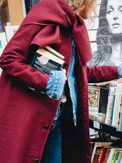 Glisser une veste en jean sous un manteau color est souvent une bonne ide !