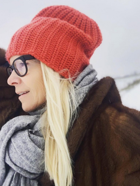 Manteau chocolat + bonnet rouge = le bon mix