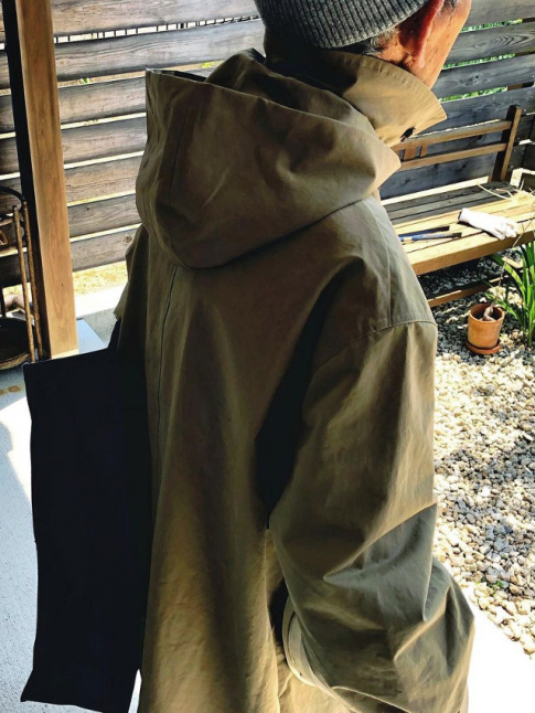 Rien de tel qu'une parka kaki parfaitement coupe pour affronter sereinement la vie !