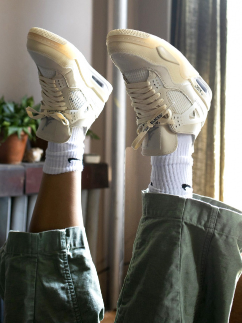 Baskets un brin massives blanc cass + chino large 7/8 kaki = le bon mix
