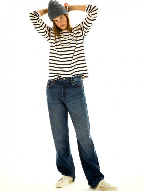 Jean un brin large + marinire + baskets blanches = le bon mix