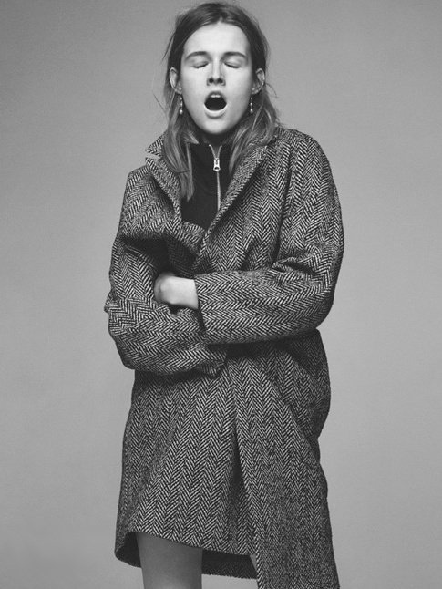 Manteau  chevrons + pull zipp + boucles d'oreilles chics = le bon mix