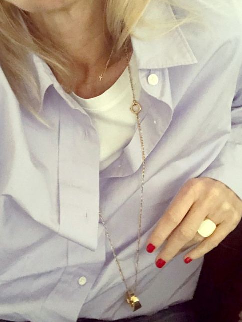 Le vernis  ongle rouge shocking : une manire efficace de relever un mix casual/masculin !