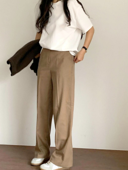 On ne se lasse pas du duo pantalon  pinces un brin large/tee-shirt blanc coup dans un coton pais !