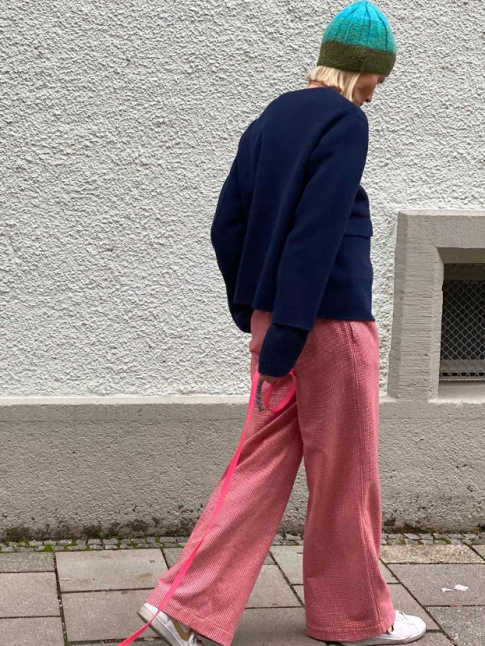 Rien tel qu'un rose lumineux pour accompagner le classique bleu marine !