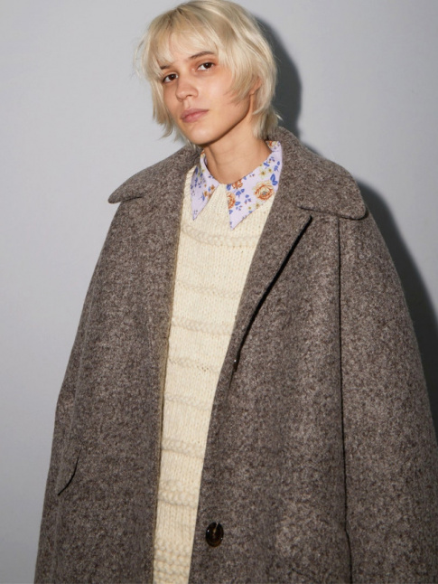Manteau oversize lgrement masculin + dtail rtro girly = le bon mix