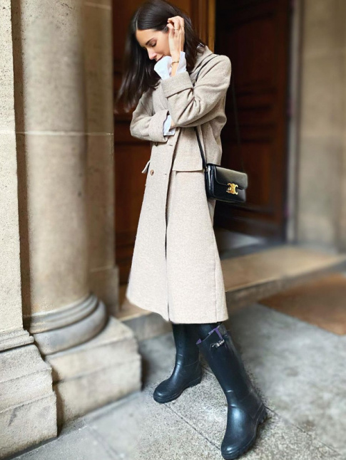Pour ou contre le port de la botte pluie au sein d'un look classique ?