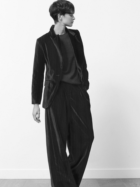 Petite coupe courte + blazer subtilement cintr + pantalon large = le bon mix