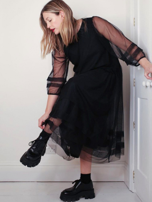 Derbies  semelles crantes + robe midi girly dark + trait de rouge  lvres = le bon mix