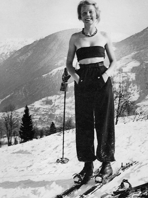 Maxi sourire + haut de bikini + ski = le bon mix ?