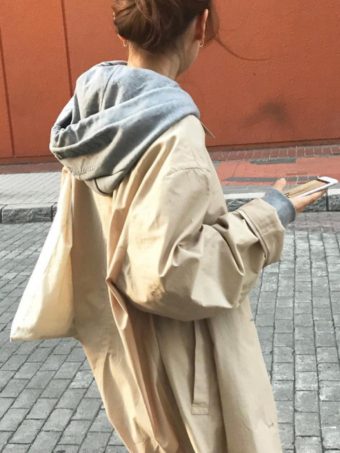 Trench ample + sweat  capuche = le bon mix