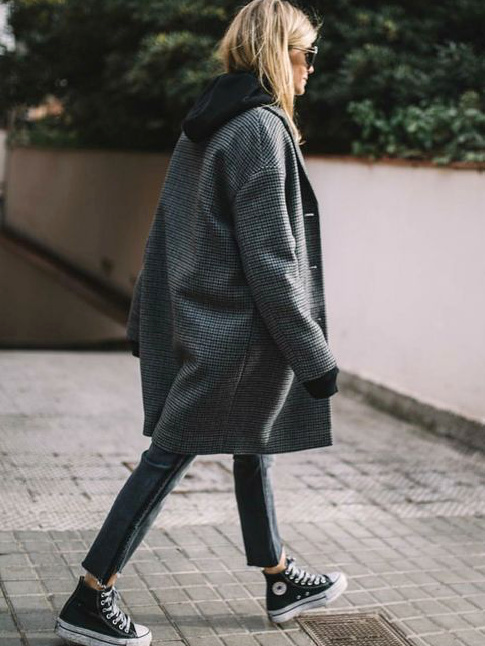 Oui au manteau  petits carreaux chics trait sur une tonalit 