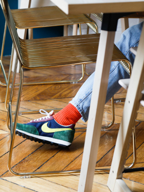 Rien de tel que le duo baskets colores/chaussettes vitamines pour twister un simple jean !