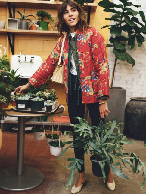 Wanted : une veste matelasse fleurie  superposer sur une chemise kaki !