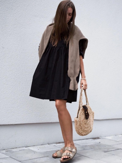 Ample mini robe noire + sandales Arizona + gros pull jet sur les paules = le bon mix
