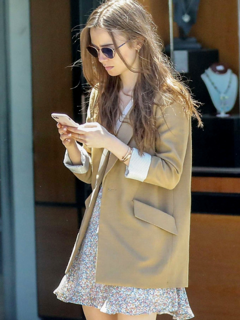 Blazer long + petite robe fleurie = le bon mix