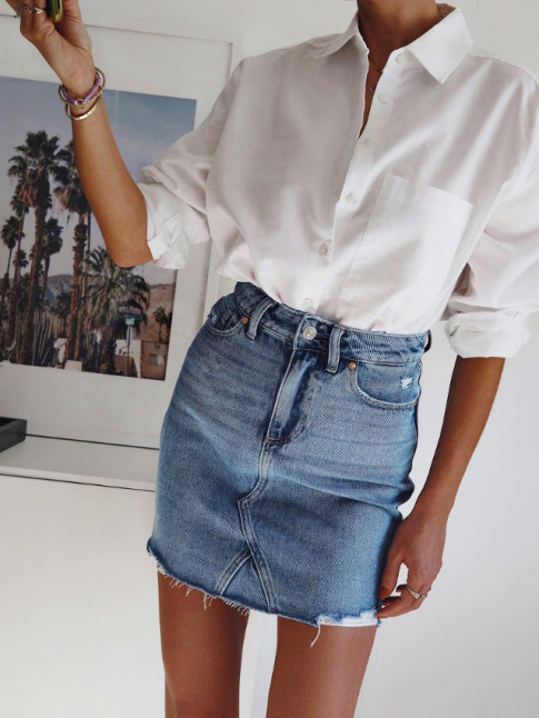Rien de tel qu'une chemise blanche pour apaiser une mini jupe en jean !