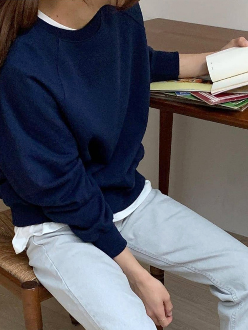 Le pull bleu marine : l'alpha et l'omga des looks simples !