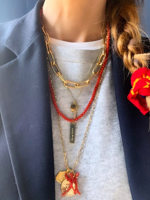 Rien de tel qu'une accumulation de colliers savamment pense pour rveiller un ensemble casual/classique !