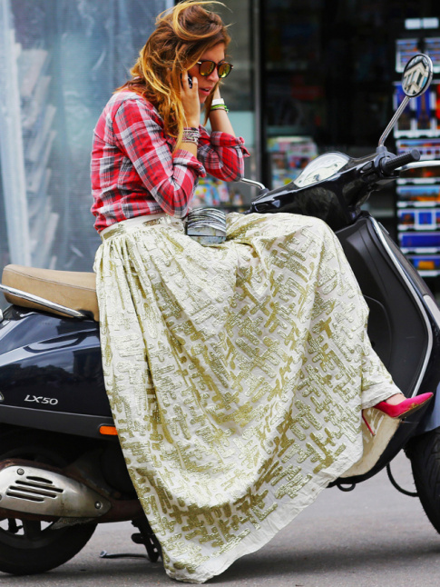 Chemise  carreaux + maxi jupe + nonchalance = le bon mix