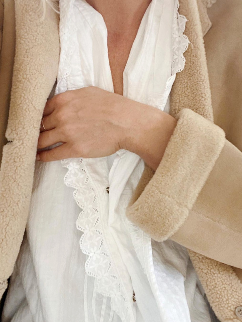Broderie anglaise + shearling = le bon mix