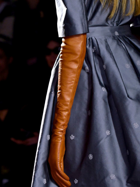 Robe de bal manches courtes + longs gants en cuir = le bon mix