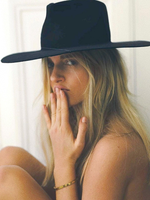 Fedora + chevelure blond cendr + bijou dor = le bon mix