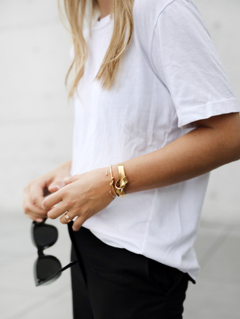 Rien de tel qu'une accumulation de bracelets de caractre pour relever un look noir et blanc !