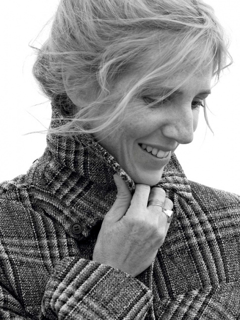 Mlant col relev, drap de laine  carreaux, chevalire et mches folles, l'allure de Sandrine Kiberlain fdre