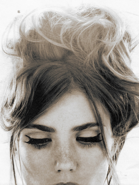 Toujours contrarier un maquillage glamour par une coiffure dsinvolte !