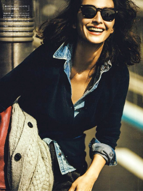 Gilet fin + chemise en jean gnreusement ouverte = le bon mix