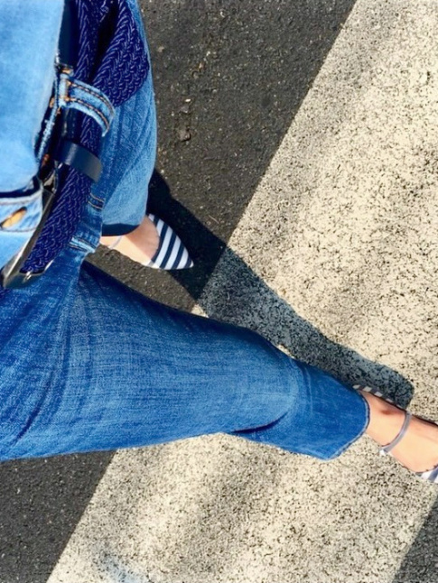Oui au total look jean twist au contact de souliers chics et girly !