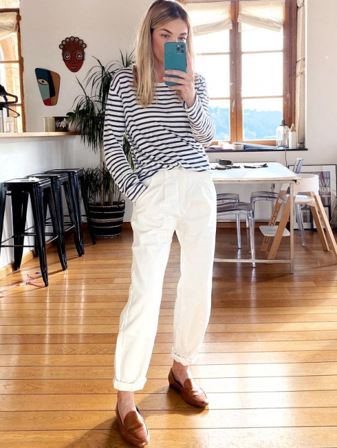 Marinire + pantalon slouchy blanc roulott sur la cheville + mocassins caramel = le bon mix 